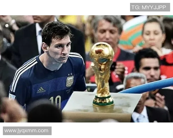 天下足球经典回顾聚焦足坛巨星退役历程与绿茵岁月情怀