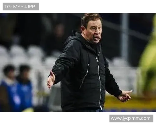 足球球星情绪失控当众踢翻水桶引发场边热议与球迷关注